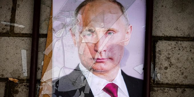 Putin's shattered portrait