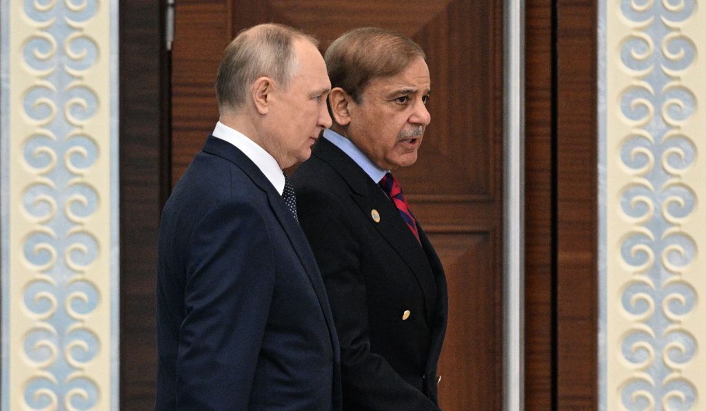 Opinion: Pakistan can’t walk the tightrope between Russia and the West forever