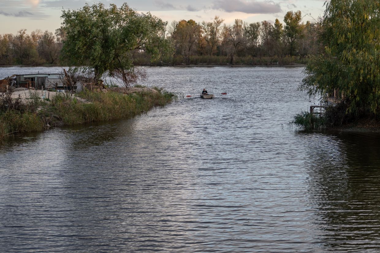 Russian troops sabotage their boats to avoid Dnipro River crossing, Ukrainian partisans claim